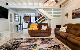 Cheerful 2 - Bedroom Townhouse With Free Parking In New Kingston